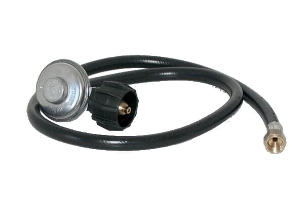 Gas grill outlet regulator hose